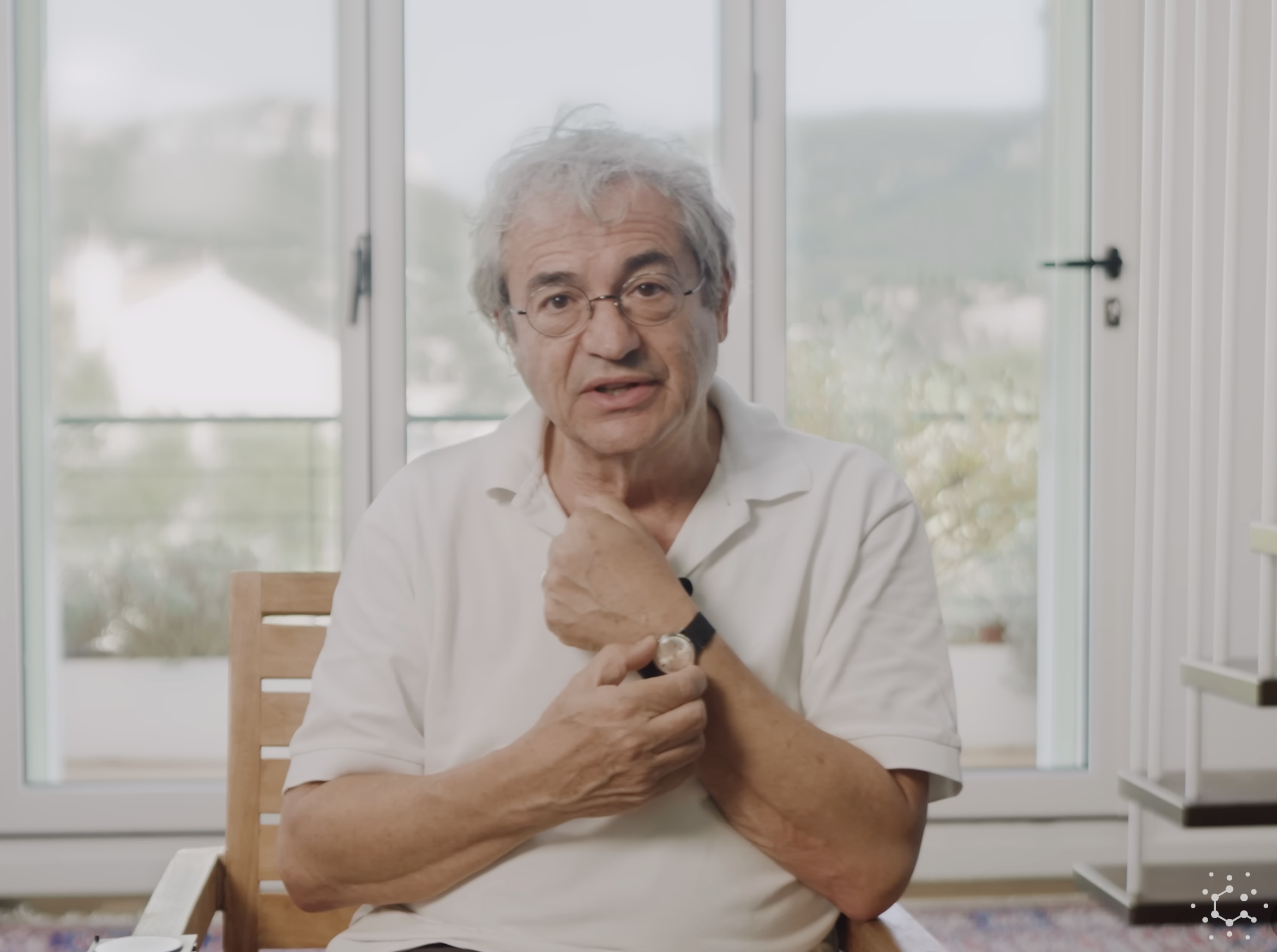 Карло показывает часы – механические. Называйте меня как хотите, но это классная отсылка к МЕХАНИКЕ НЬЮТОНА и его концепции времени